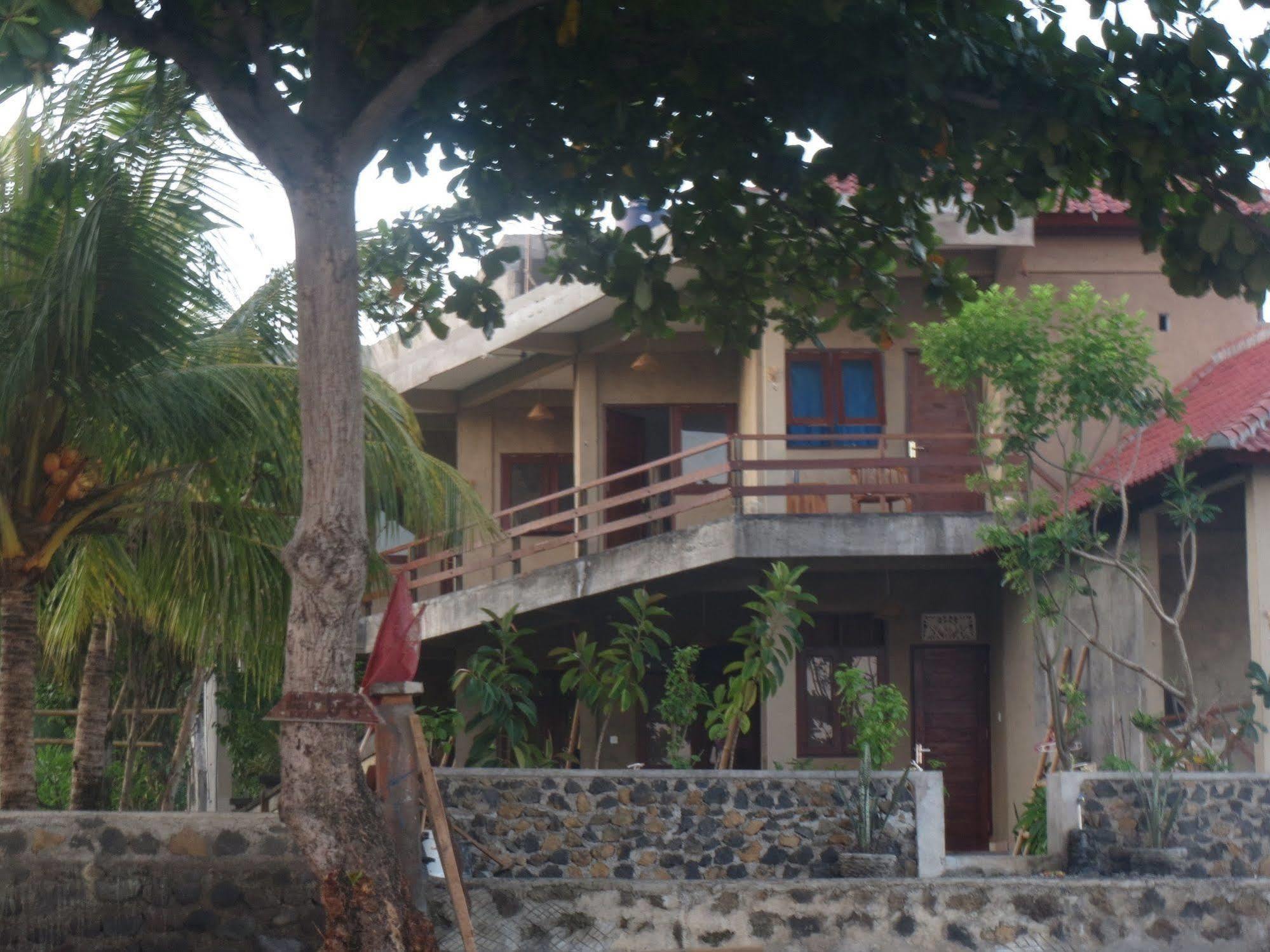 Amed Sari Beach Guesthouse Extérieur photo